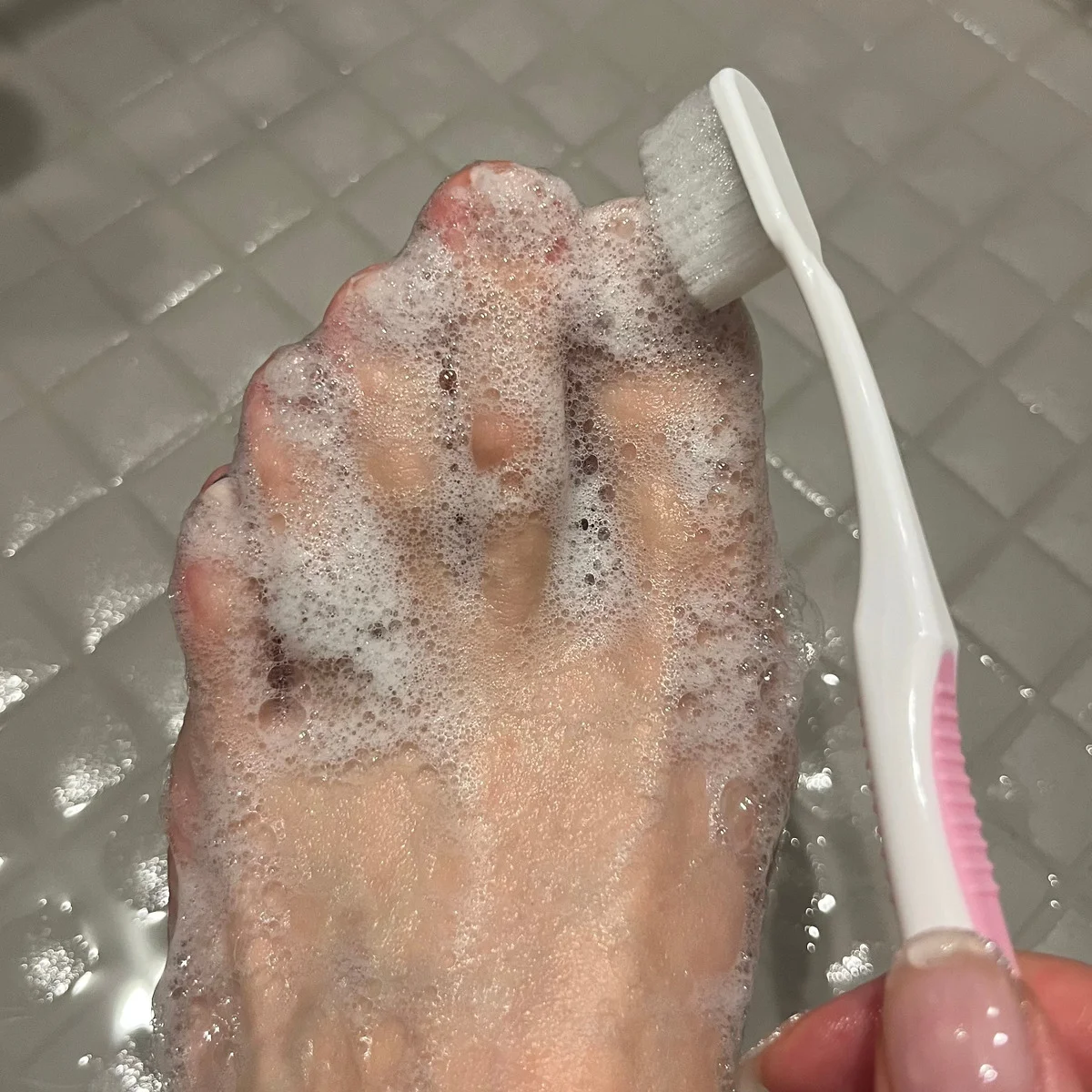 【体験レポ】もう足のニオイに悩まない！皮膚科医直伝の6つの足まわりケアをエディターが試してみた