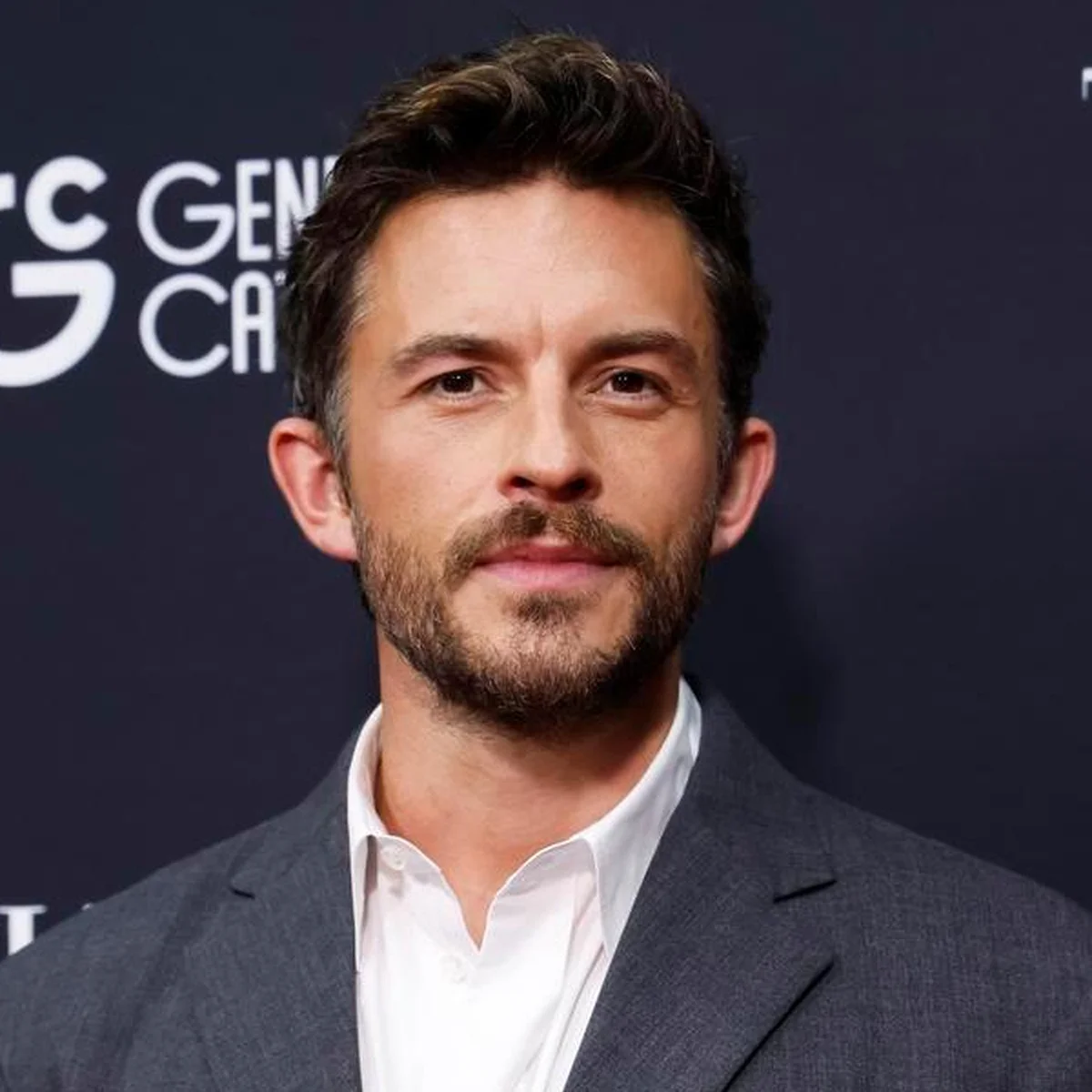 ジョナサン・ベイリーが米誌『ピープル』で2025年最もセクシーな男性に選ばれる！ 共演者からも愛され祝福を受ける彼の魅力とは？