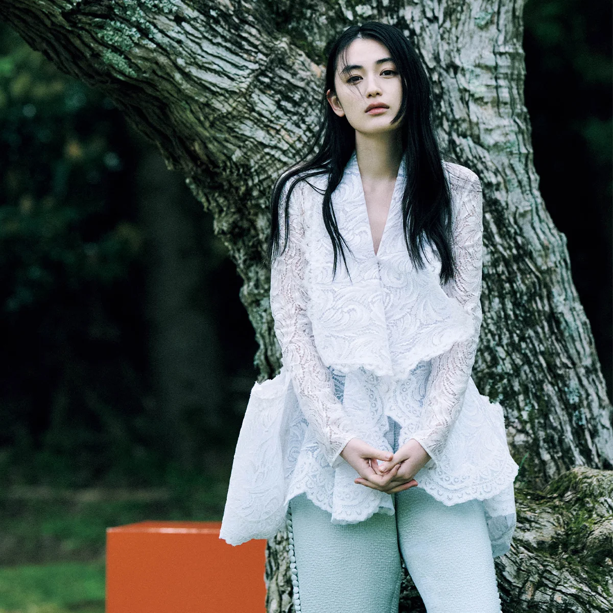 八木莉可子が纏う、Diorの最新コレクション