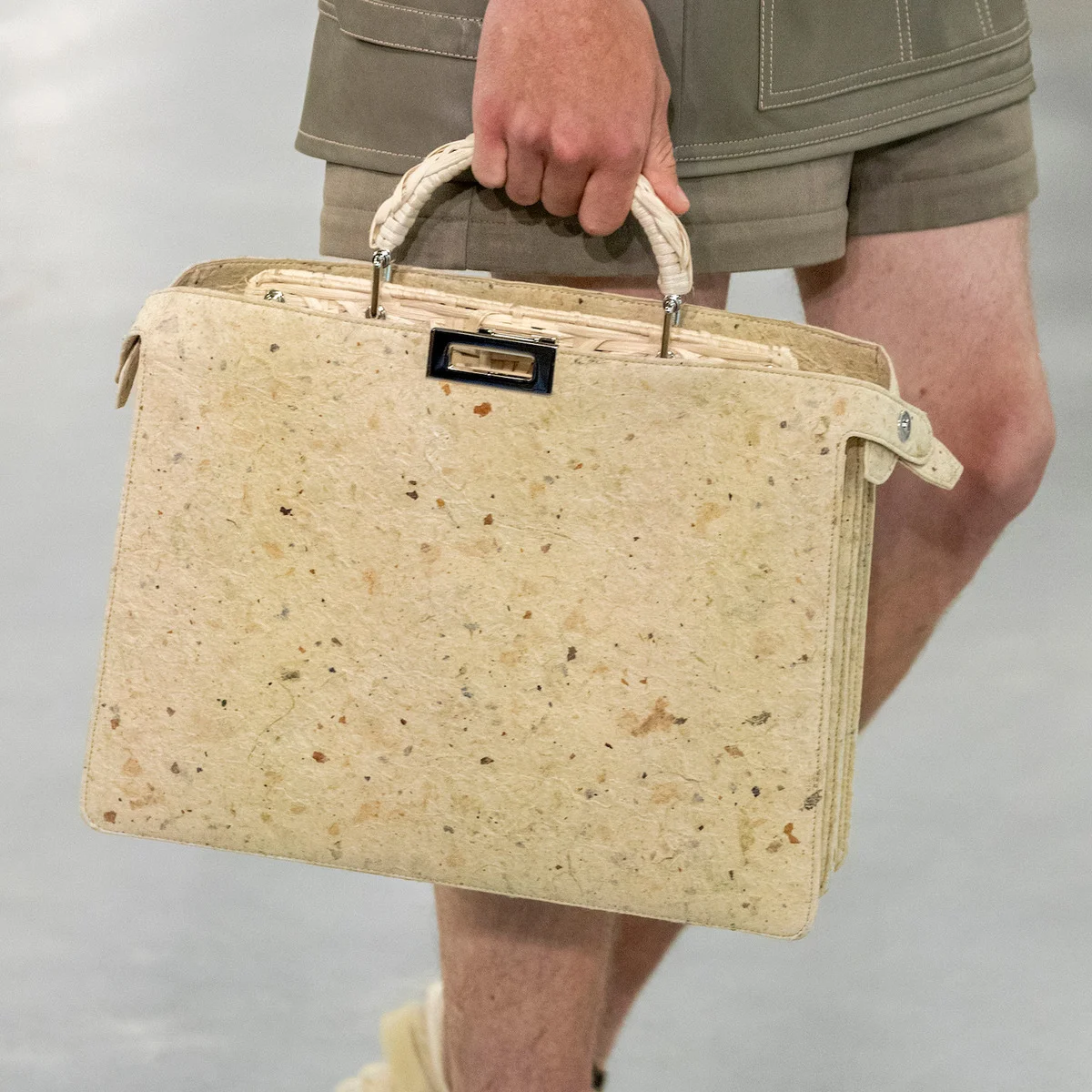 【フェンディ】と隈研吾による、自然素材を用いた革新的なバッグとスニーカーが誕生