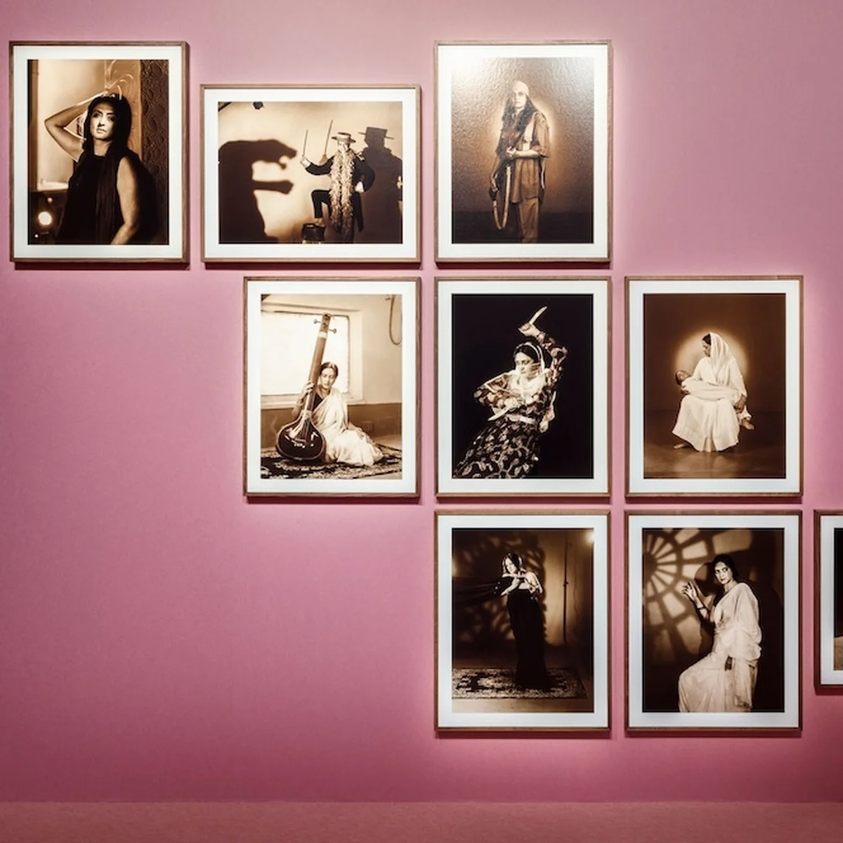 歴史や神話、映画などに登場する人物像を演じ、写真作品に。インドのアーティスト、プシュパマラ Nがシャネル・ネクサス・ホールで個展を開催中