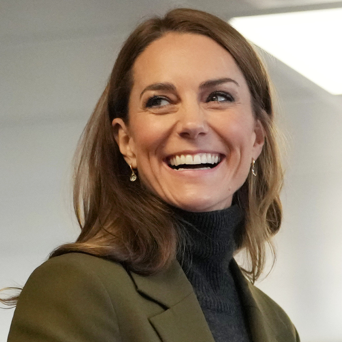 キャサリン皇太子妃、ティアラからヘルメットへ！ ヴィクトリア・ベッカムのパンツスーツに安全ベストを着用して、ホスピスを視察する姿が話題に
