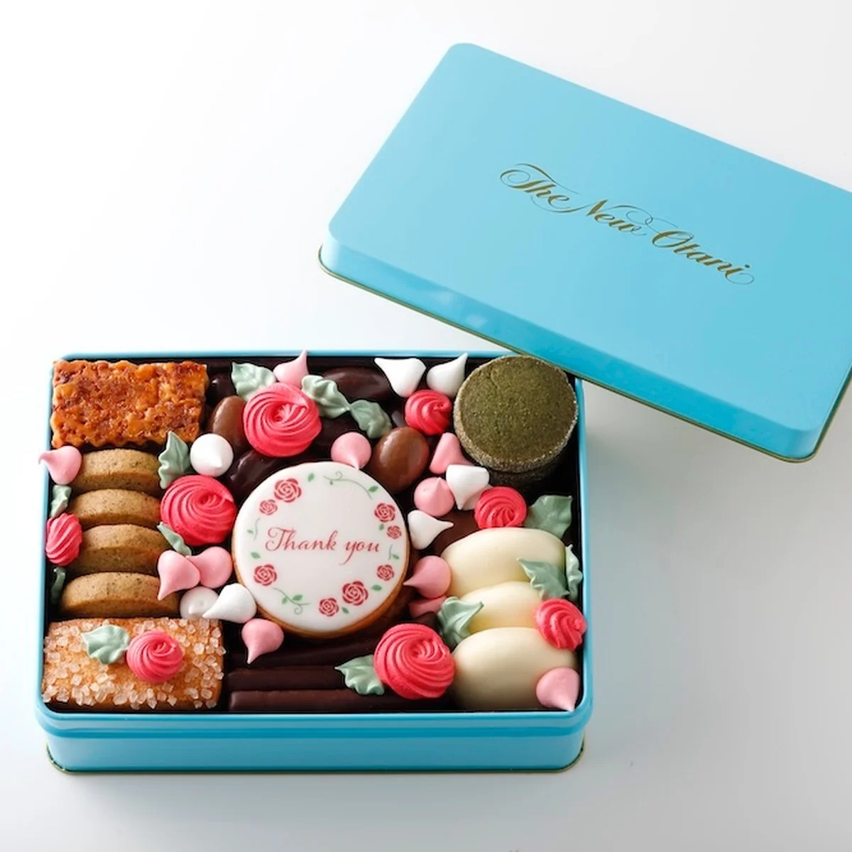 【ホテルニューオータニ】3万本の赤薔薇に染まるガーデンを表現！ 母の日限定クッキー缶「SATSUKIチョコレート＆クッキー～母の日～」登場