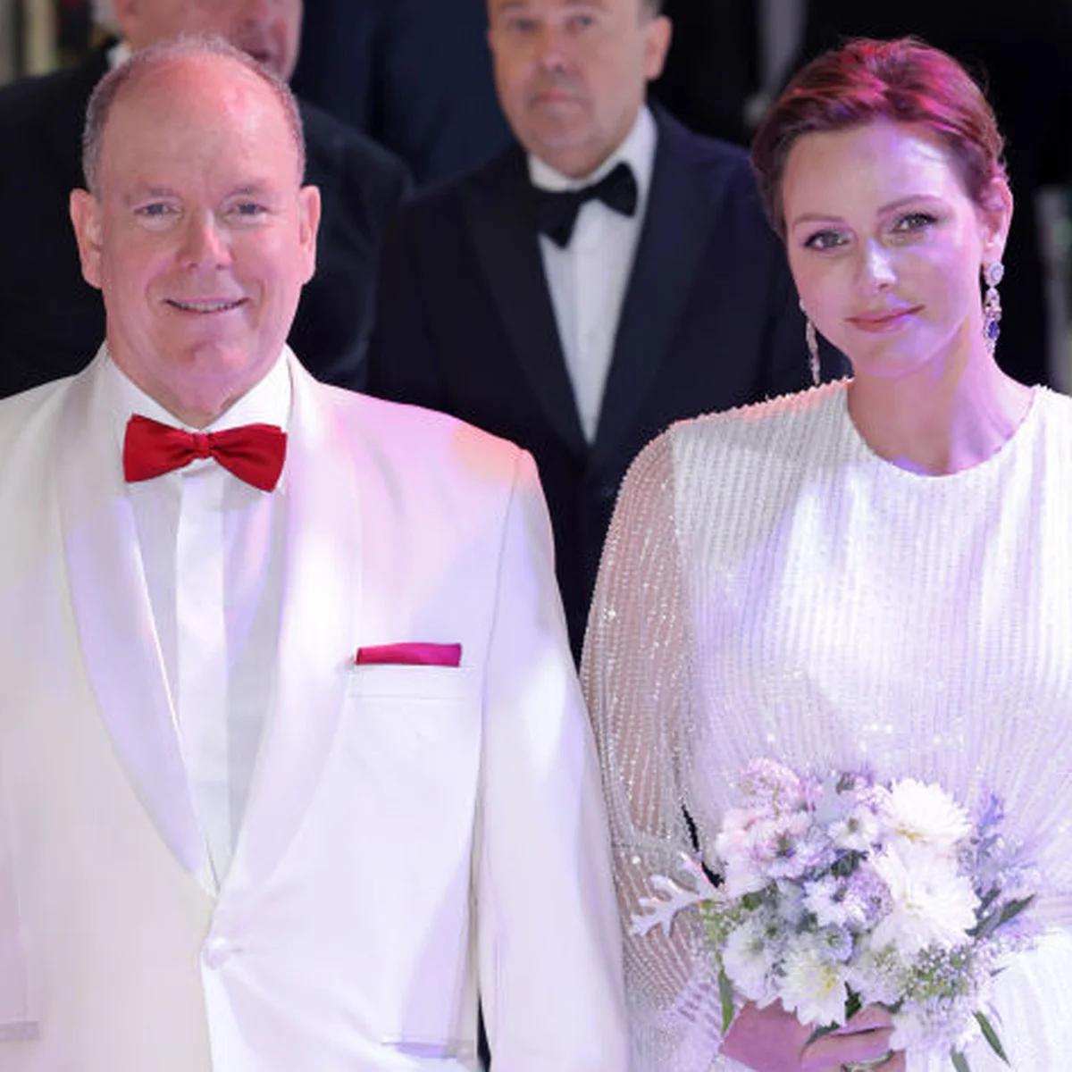 離婚危機が報じられたモナコのシャルレーヌ妃、約１か月ぶりに公務に出席。美しい白のドレス姿を披露