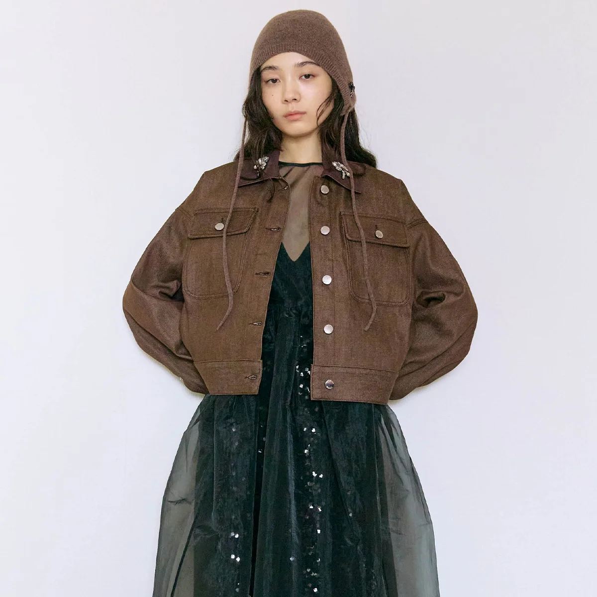 大粒ビジューが輝く、シモーン ロシャのジャケットに注目