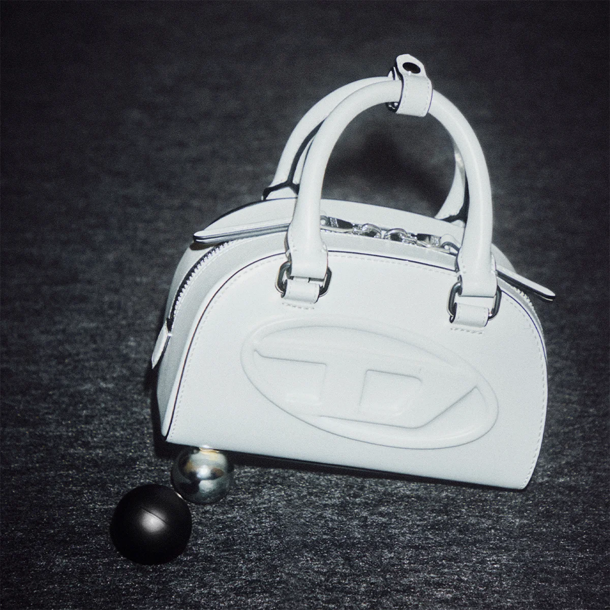 内田理央がまとうディーゼルの最新コレクション