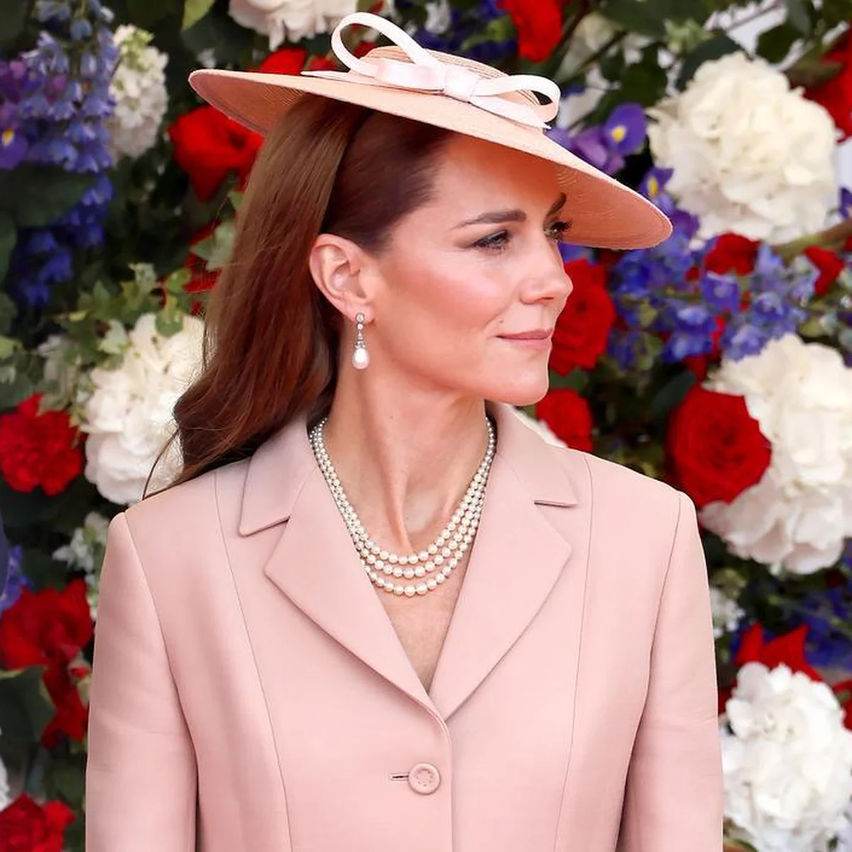 キャサリン皇太子妃が初めてディオールを纏う！ 優美なペールピンクのワントーンルックでフランス大統領夫妻をもてなす