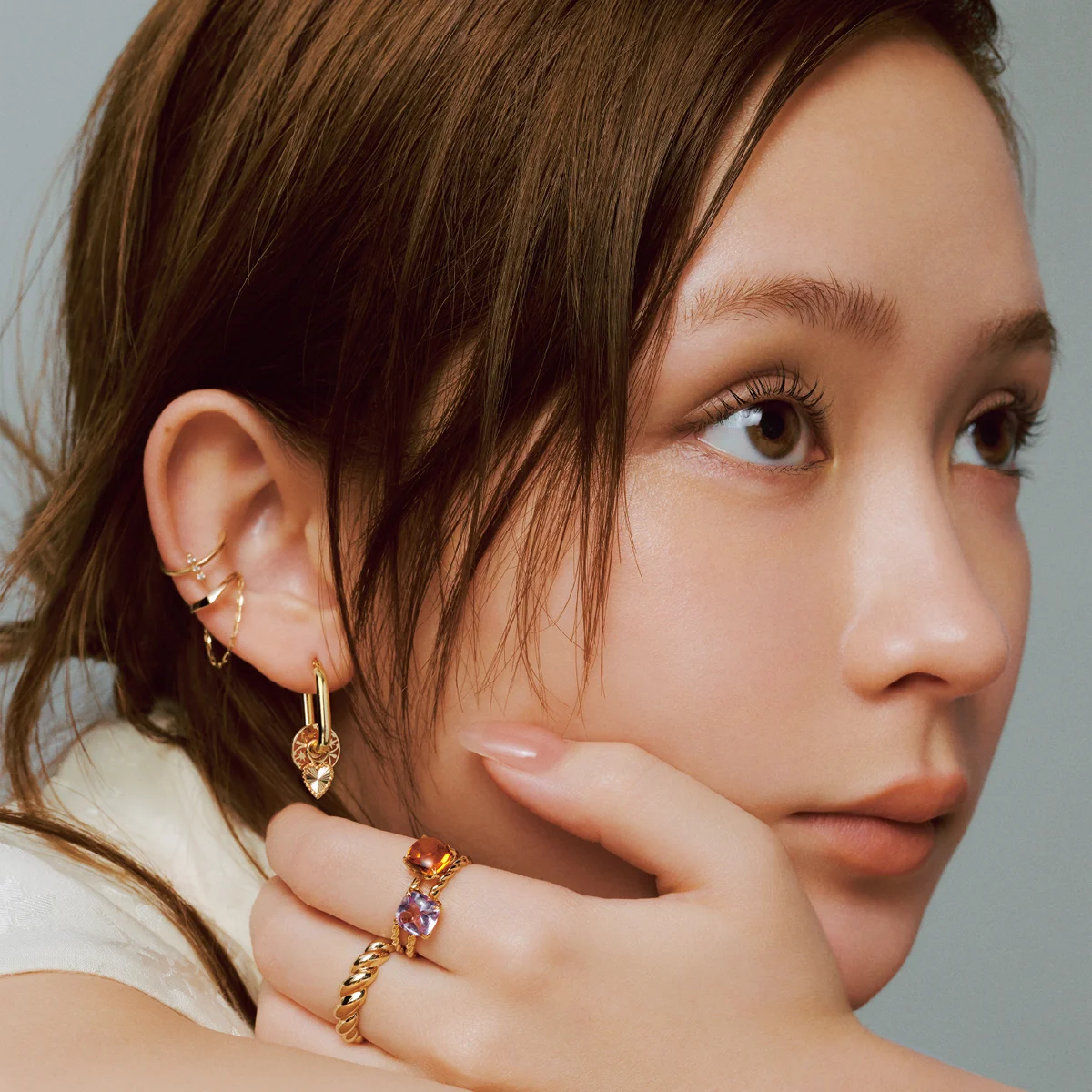 畑芽育がモダンにまとうSTAR JEWELRY