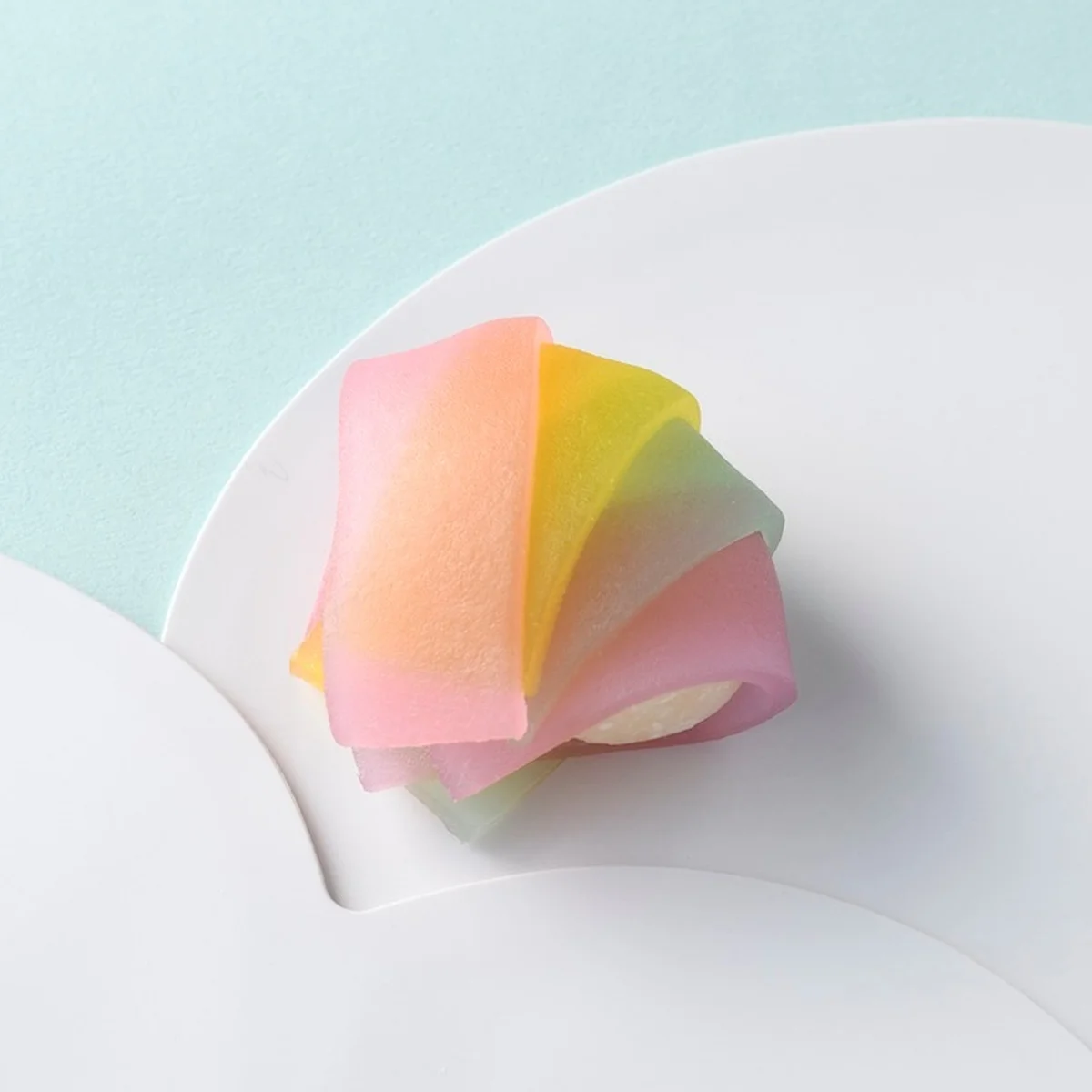 「虹」をテーマにした美しい和菓子がずらり！ 【日本橋三越本店】で「第77回 全国銘菓展」開催