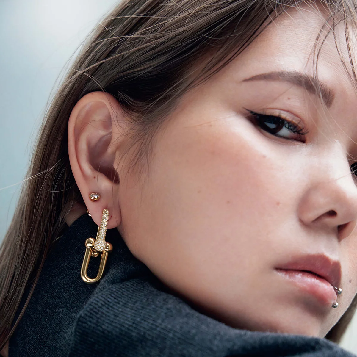 【金原ひとみ】さんが自身のピアスを語る。「ピアスホールは風穴のよう。そこから停滞感が流れ去る」