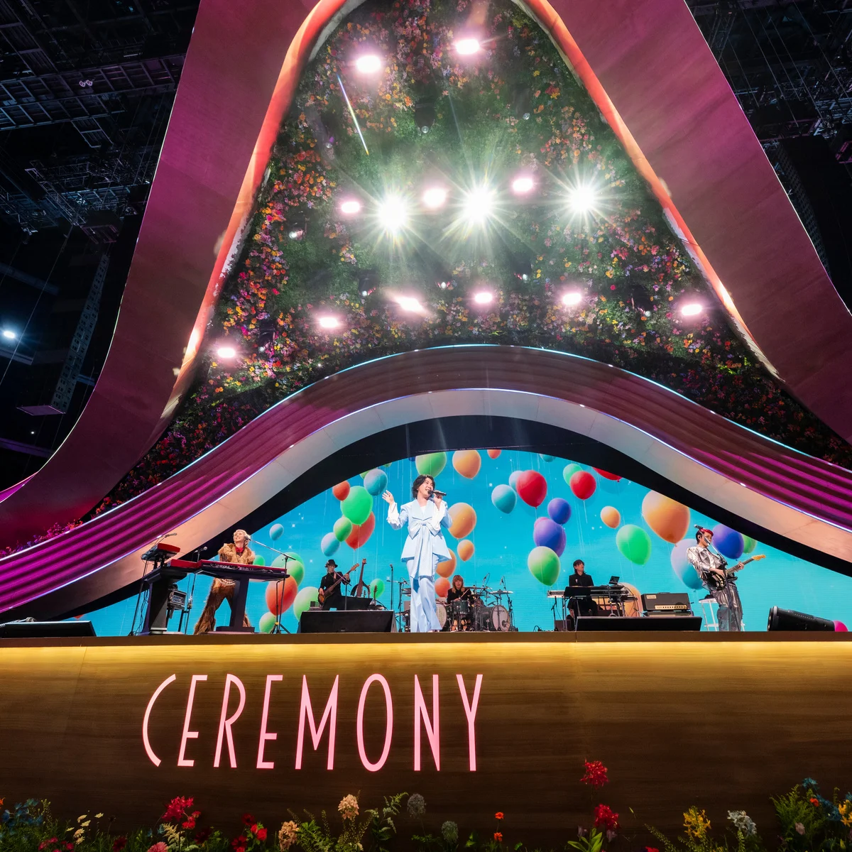 Mrs. GREEN APPLEが届ける豪華絢爛なエンタテインメントショー『CEREMONY』AI、TXT、とき宣らと熱狂生み出した初日をレポート