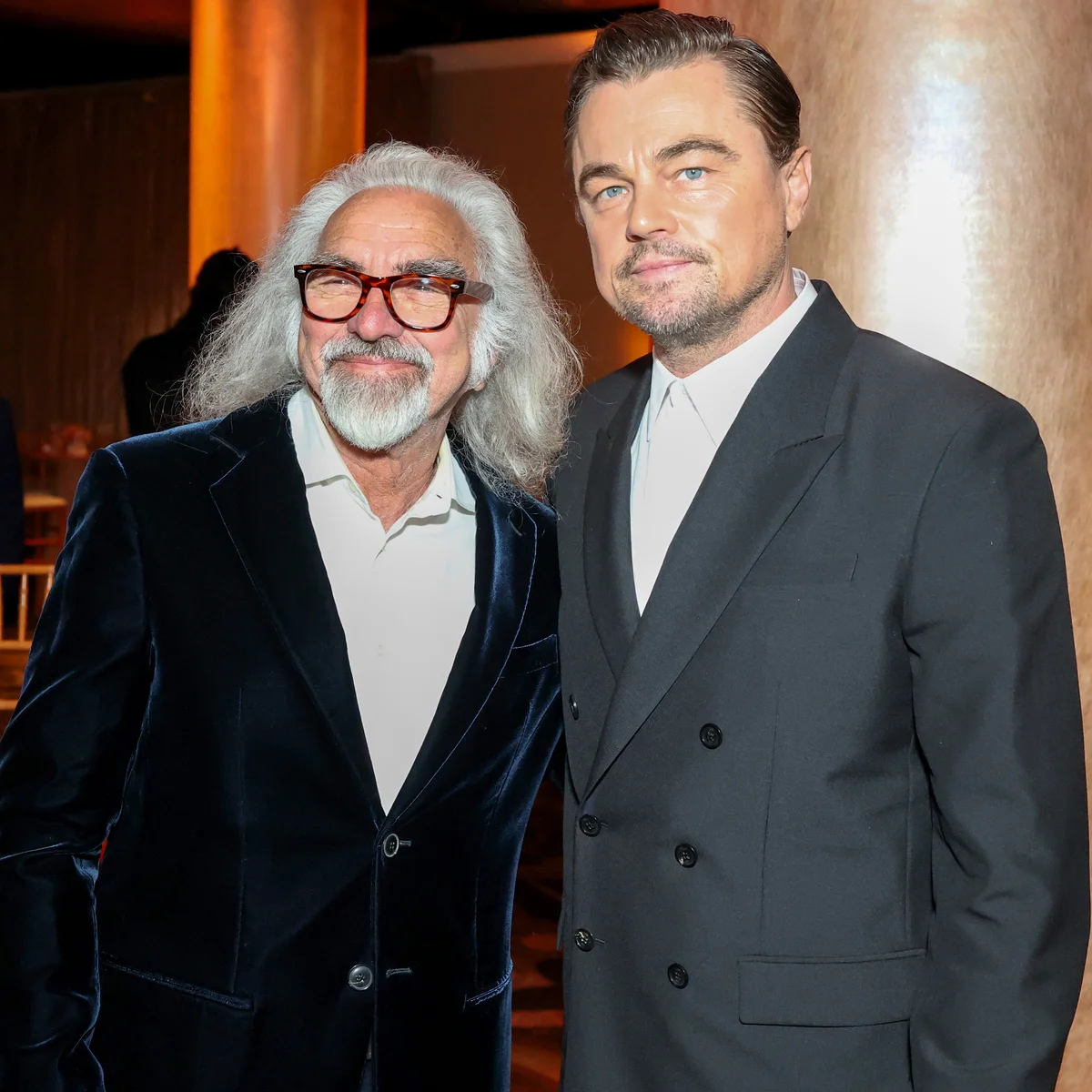 レオナルド・ディカプリオ、珍しく父子でセレブパーティへ！ 長い白髪をなびかせるジョージ・ディカプリオが注目の的に！