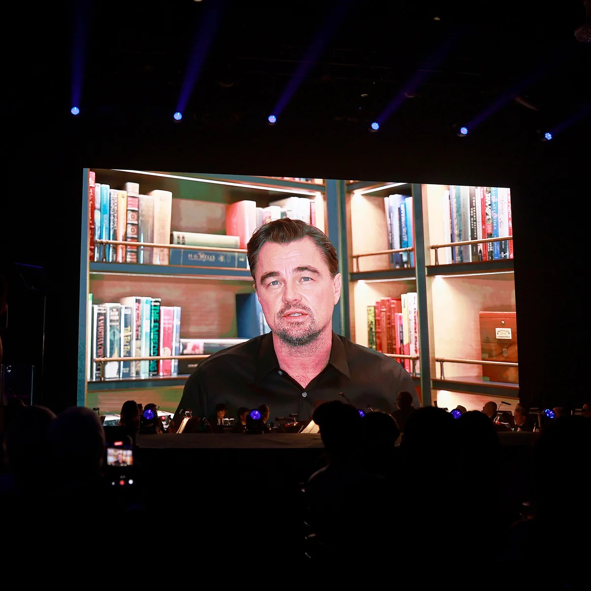 レオナルド・ディカプリオ、新年早々から映画祭の欠席を余儀なくされる。年末年始は年下の恋人やジェフ・ベゾスらと豪華ヨットで優雅なバカンスを満喫