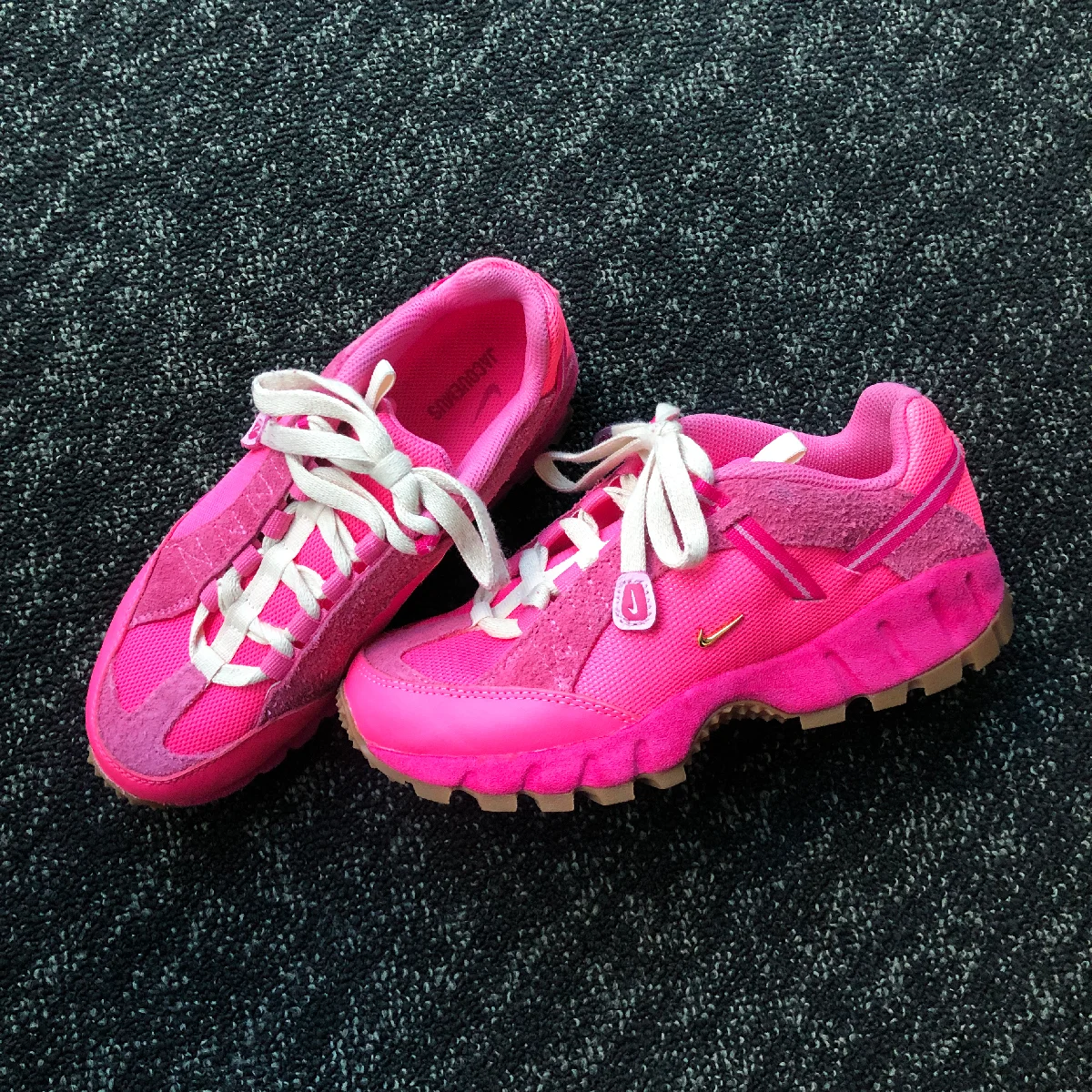 【JACQUEMUS × Nike】のピンクでかなえる、パワフルな足元
