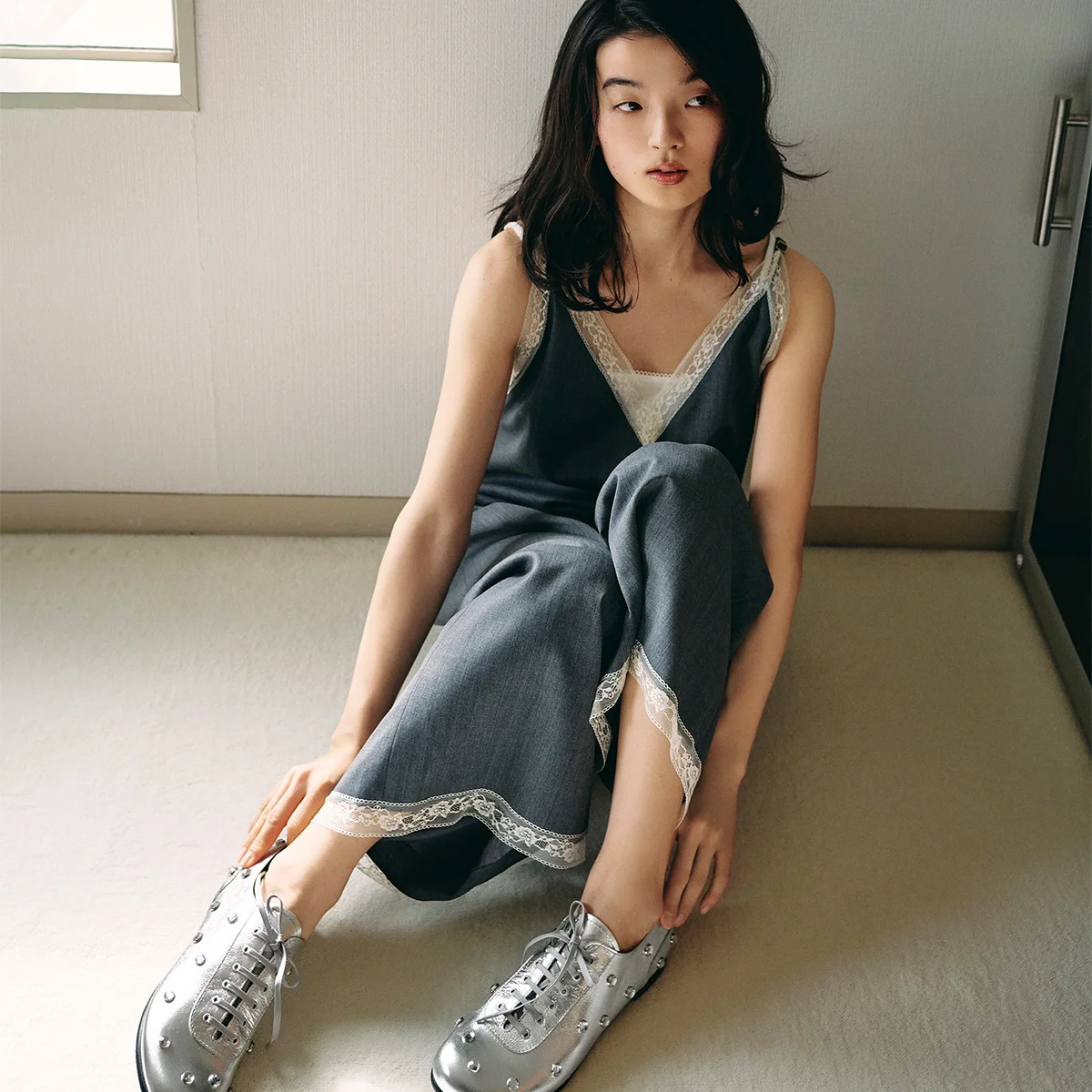 スタイルを明るく照らす、【LACADE（ラカド）】のシルバーシューズ