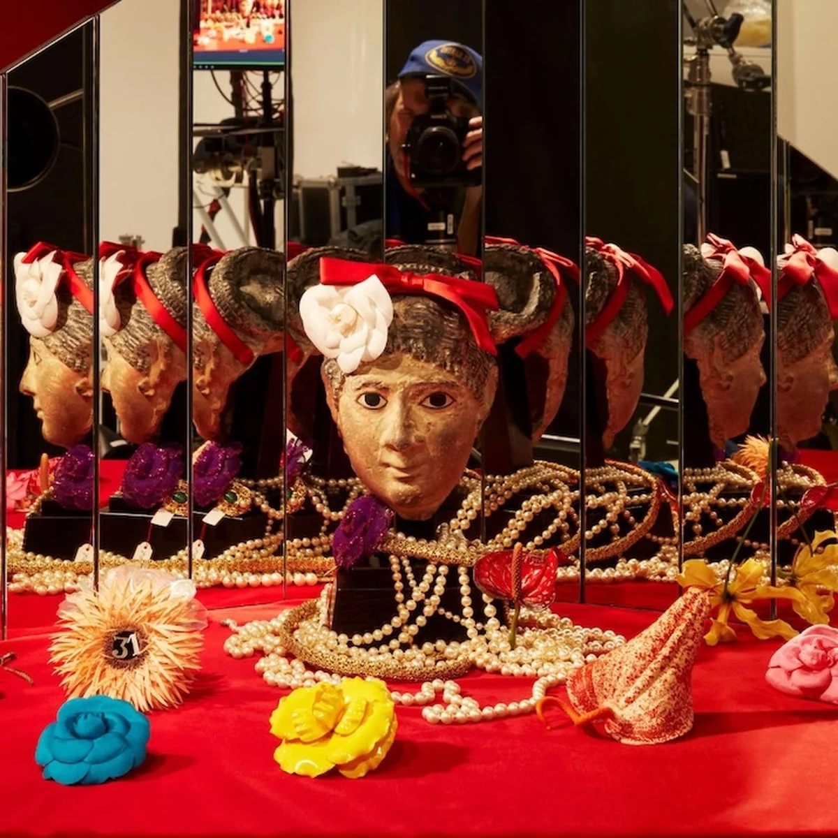 ガブリエル シャネルの貴重な遺品を新たな視点で解釈。ロー エスリッジによる写真展が銀座のシャネル・ネクサス・ホールにて開催