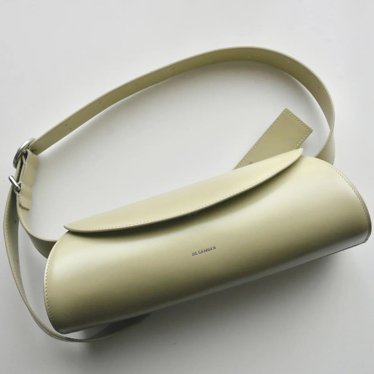 2025年最後の記念買いは、【ジル サンダー】のカンノーロバッグ。使ってみて初めてわかった心地よさと実用性に感動