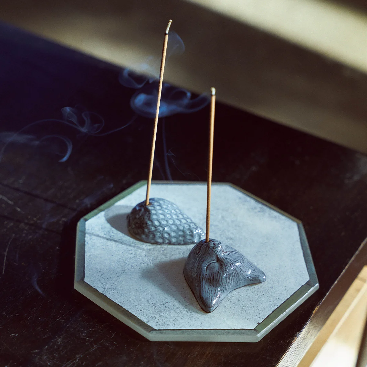 韓国発。エディターが惚れた、【オジャクラフト】のお香立て「眠り猫とイチゴ」