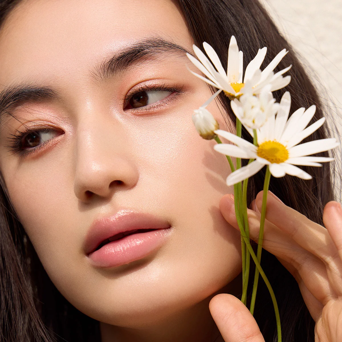 八木莉可子が魅せる、ディオール夏の限定色