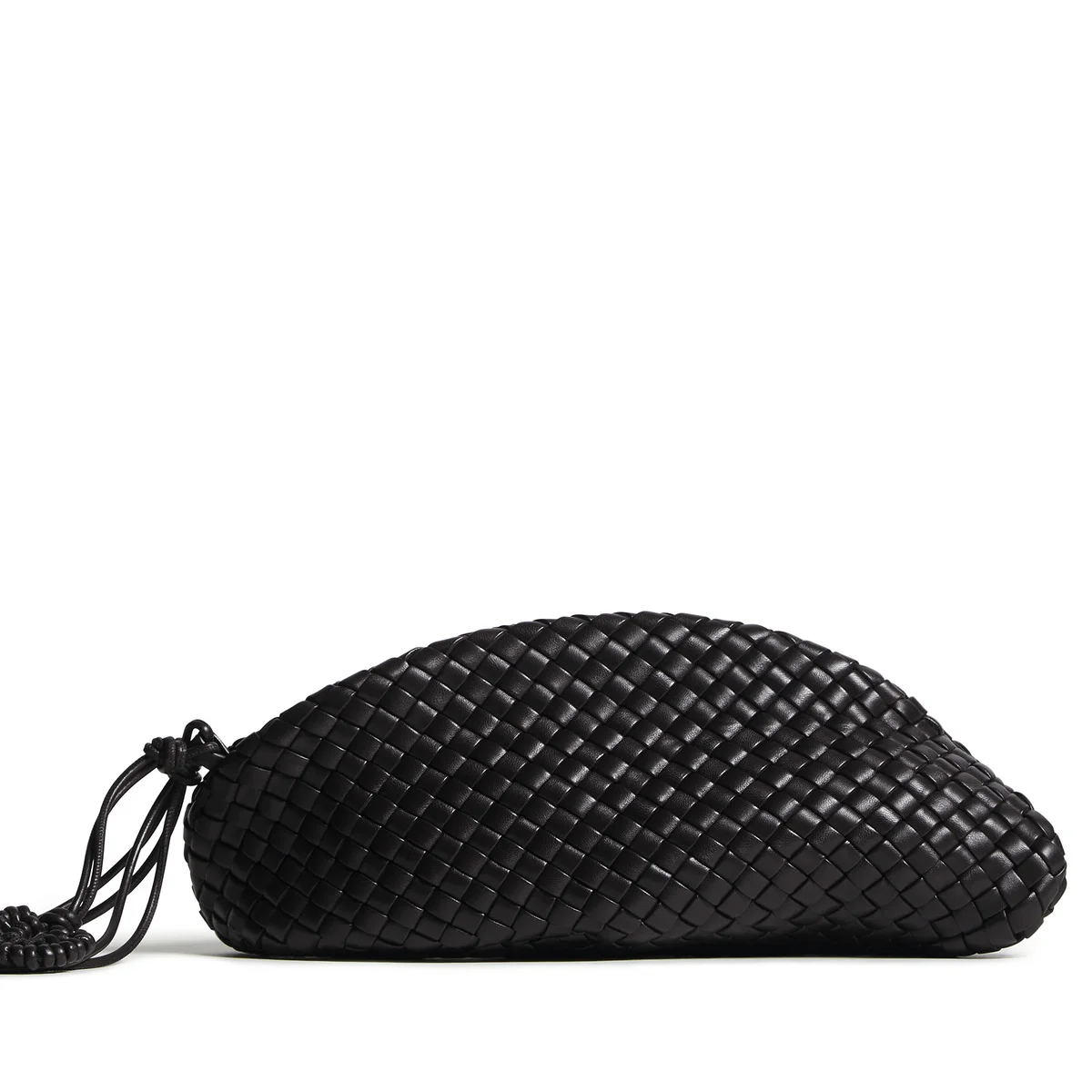 【ボッテガ・ヴェネタ】2026年夏コレクションのポップアップストアを伊勢丹新宿店で開催。限定クラッチ「オンダ」などを展開