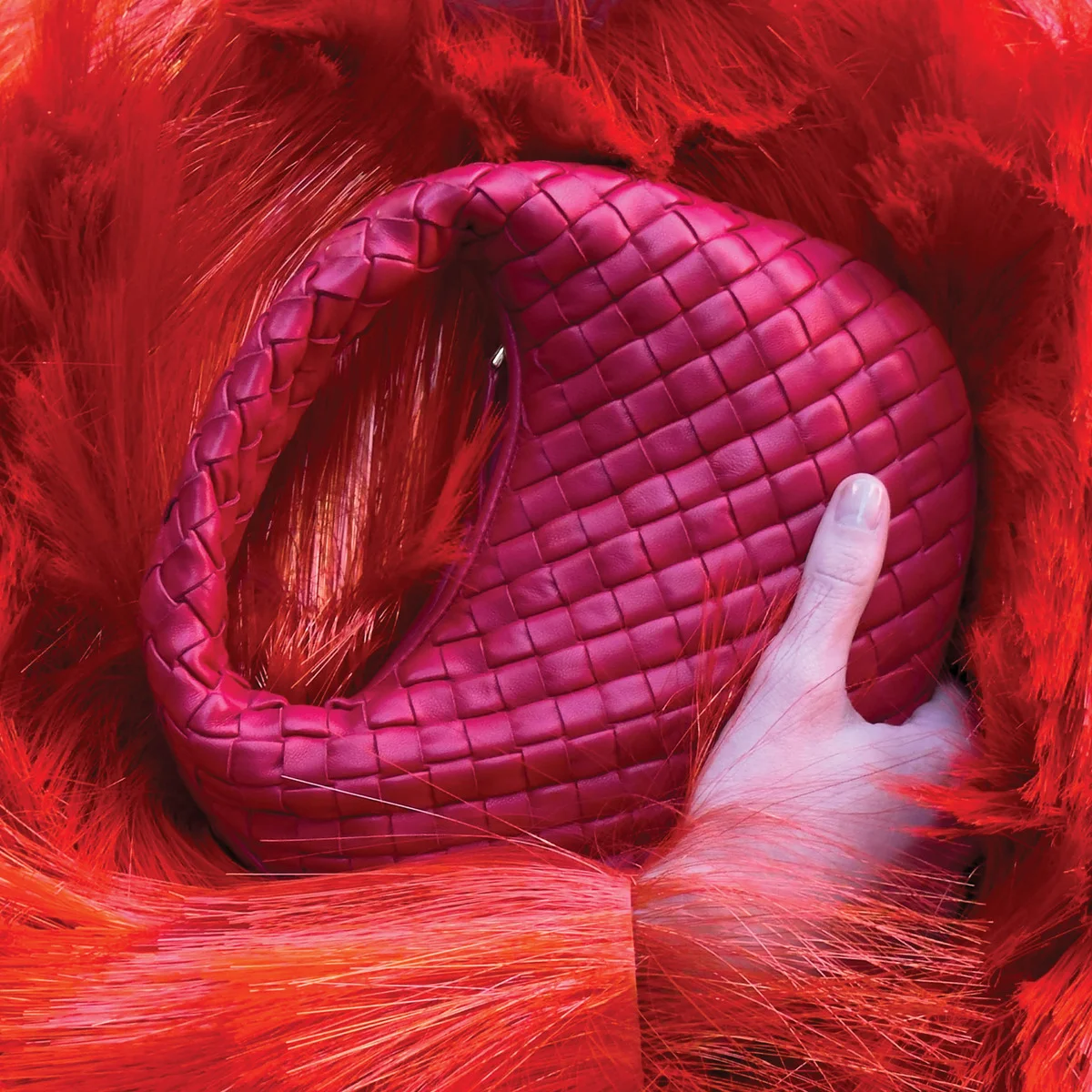 【ボッテガ・ヴェネタ】から、アイコンバッグが刷新された新作「ヴェネタ」が誕生！ 全４サイズを展開