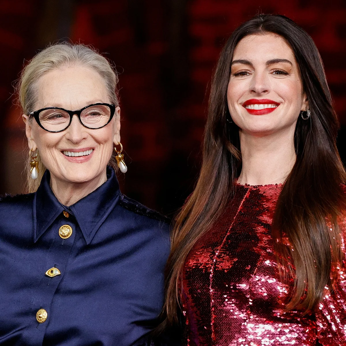 アン・ハサウェイとメリル・ストリープが『プラダを着た悪魔２』のメキシコのプレミアイベントに登場！大胆なルックで観客を魅了