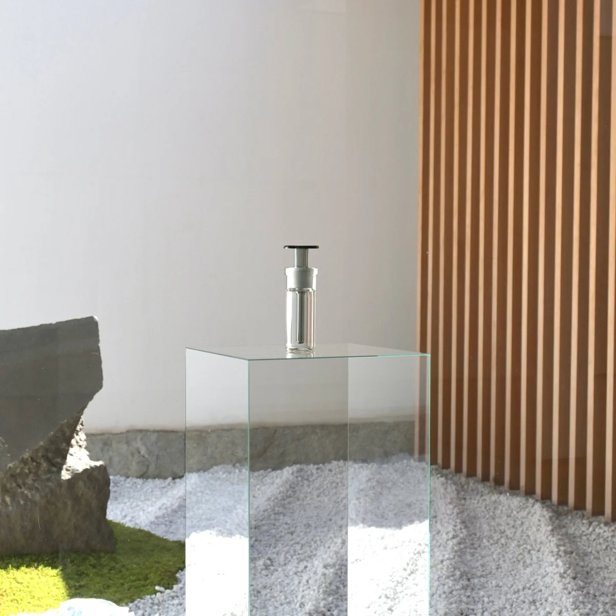 ４月17日まで、京都の名刹が特別な香りで満たされます。T.T×Arpa×両足院の共同プロジェクト「SENKO NO KU」を体験