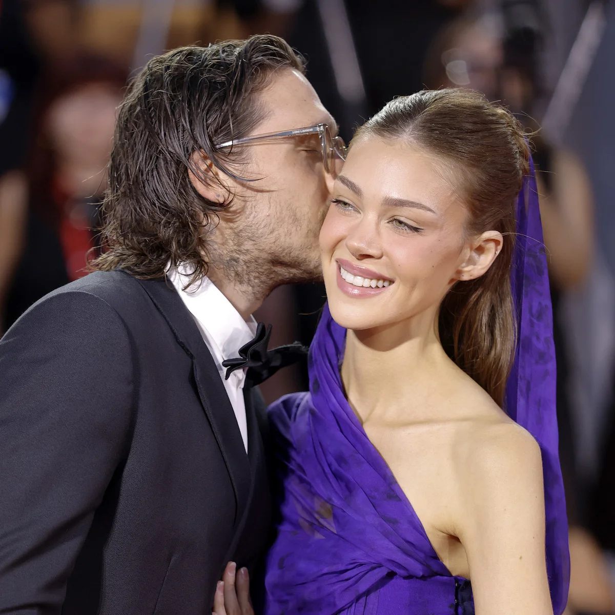 ニコラ・ペルツ、ライジングスター賞受賞の夜、ブルックリン・ベッカムと交わした祝福のキス