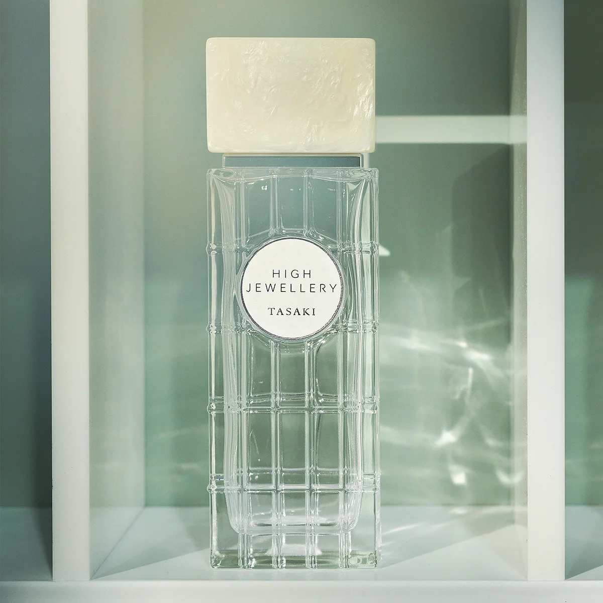 福本莉子がまとう、TASAKI初のフレグランス