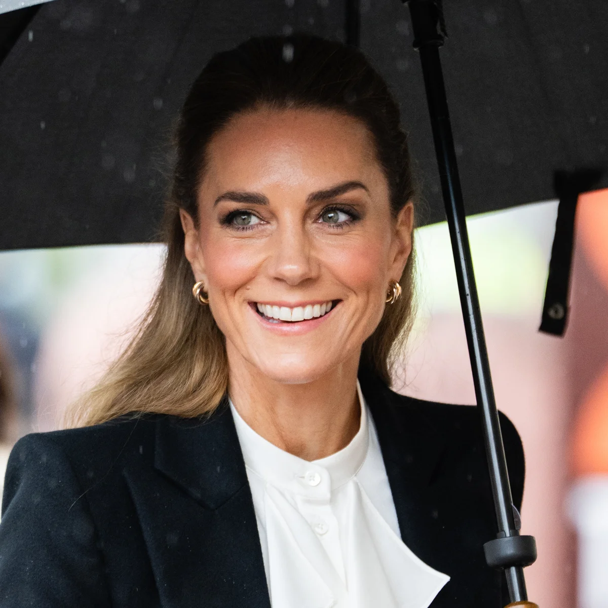キャサリン皇太子妃、シックなグリーンのタータンチェック柄スカートに視線集中！ 凝ったハーフアップヘアも注目の的に