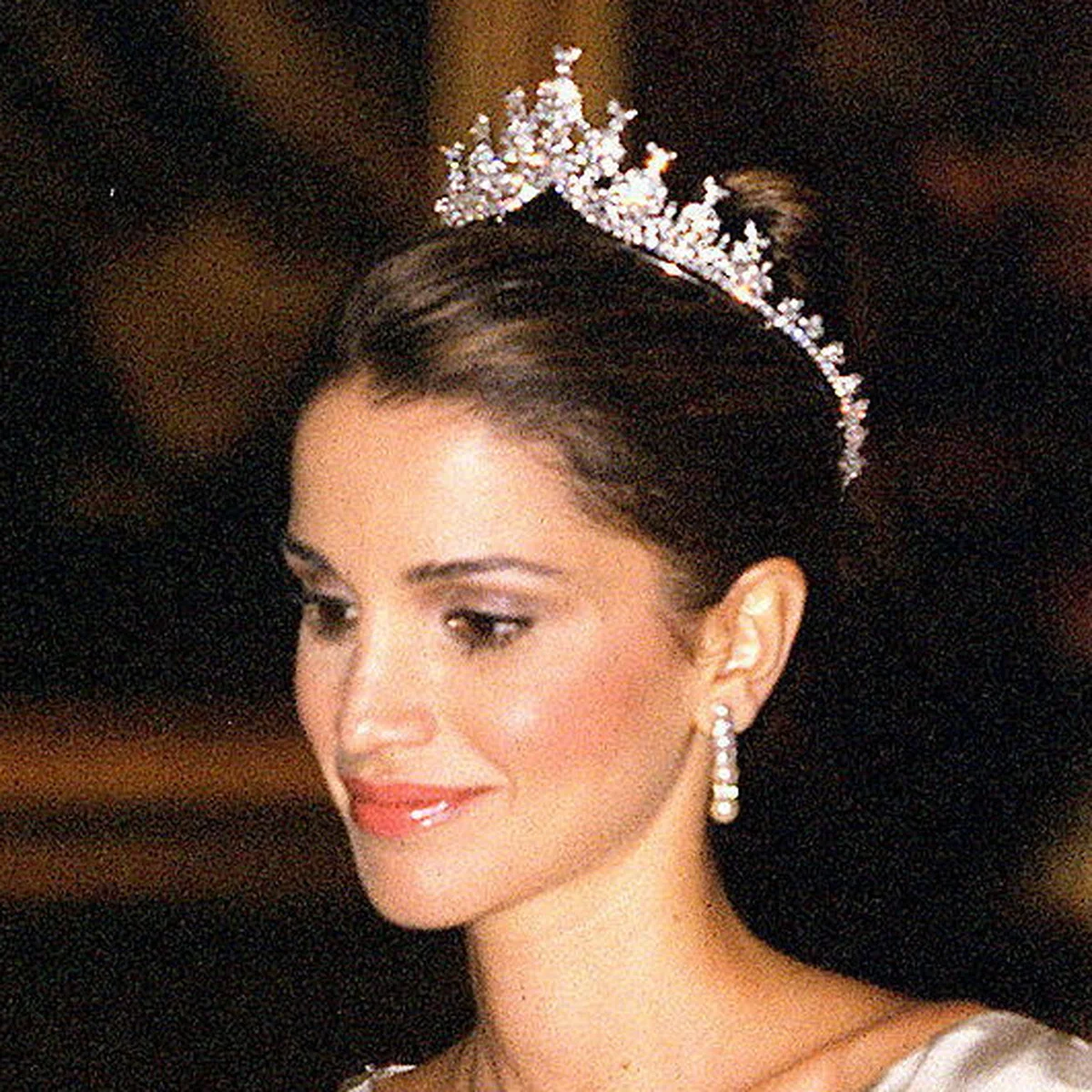 ヨルダンのイマン王女、結婚式を前に母ラーニア妃のティアラを着用した美麗ショットを公開