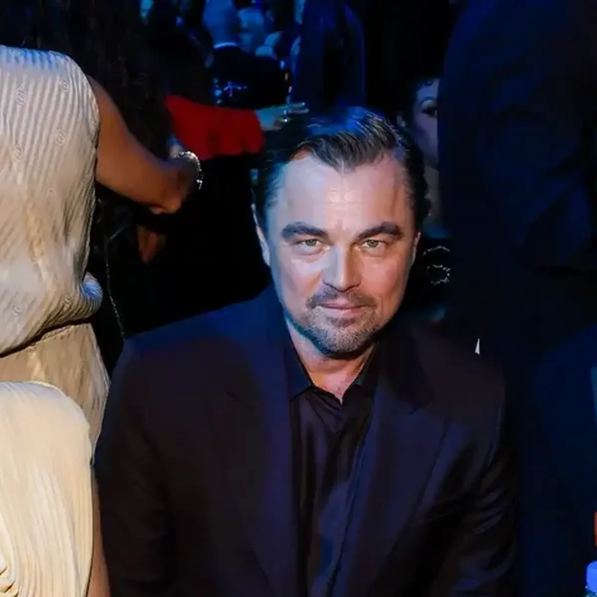 レオナルド・ディカプリオ、新年早々から映画祭の欠席を余儀なくされる。年末年始は年下の恋人やジェフ・ベゾスらと豪華ヨットで優雅なバカンスを満喫