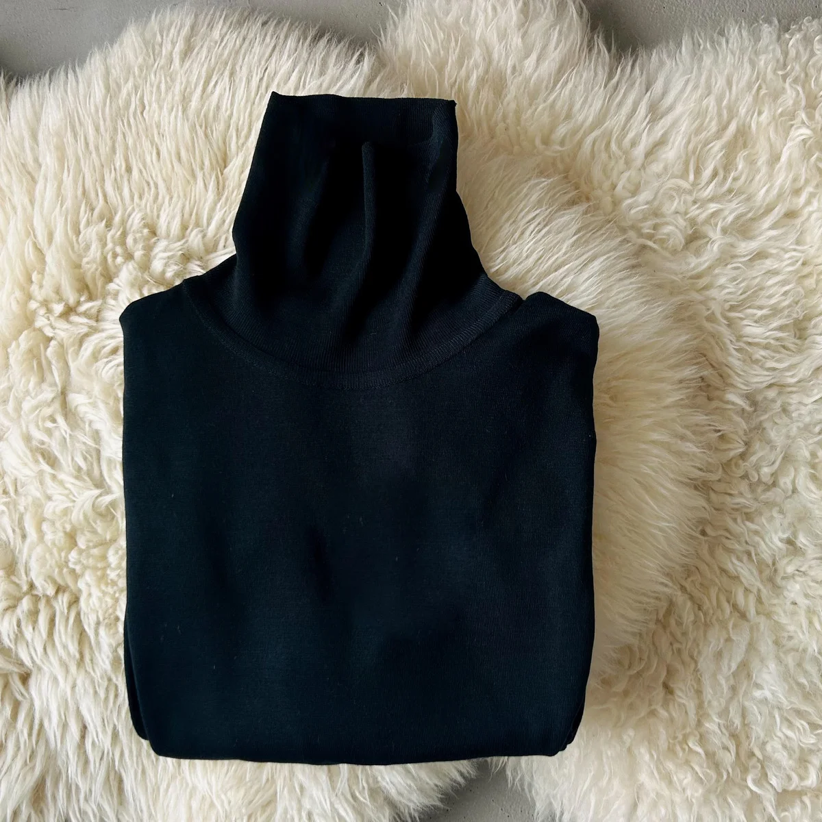 【ジョンスメドレー】の黒タートルが、人生でいちばん着る服だと思う