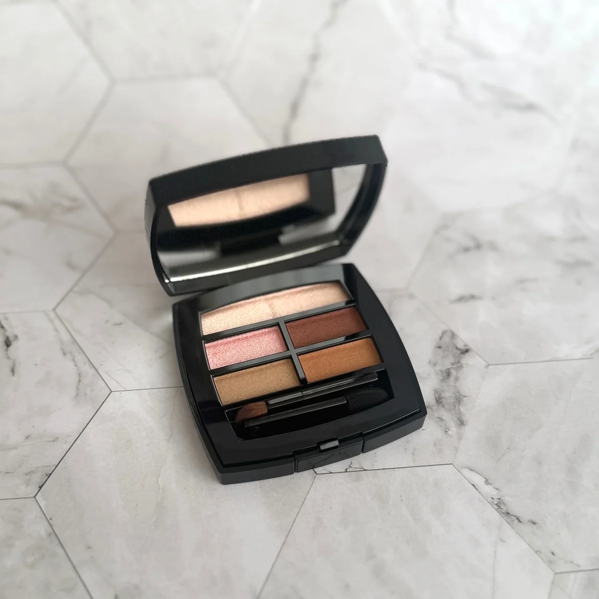 【シャネル】のせるだけで華やぐ、名品アイパレットを愛用中！