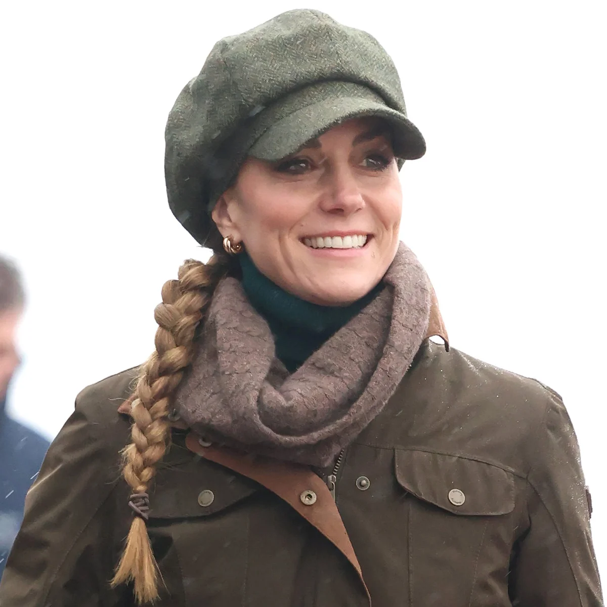 レアな三つ編み姿のキャサリン皇太子妃、チャリティのウォーキングツアーで悪天候の中怯まずに、参加者を励まし急かす姿が話題に！