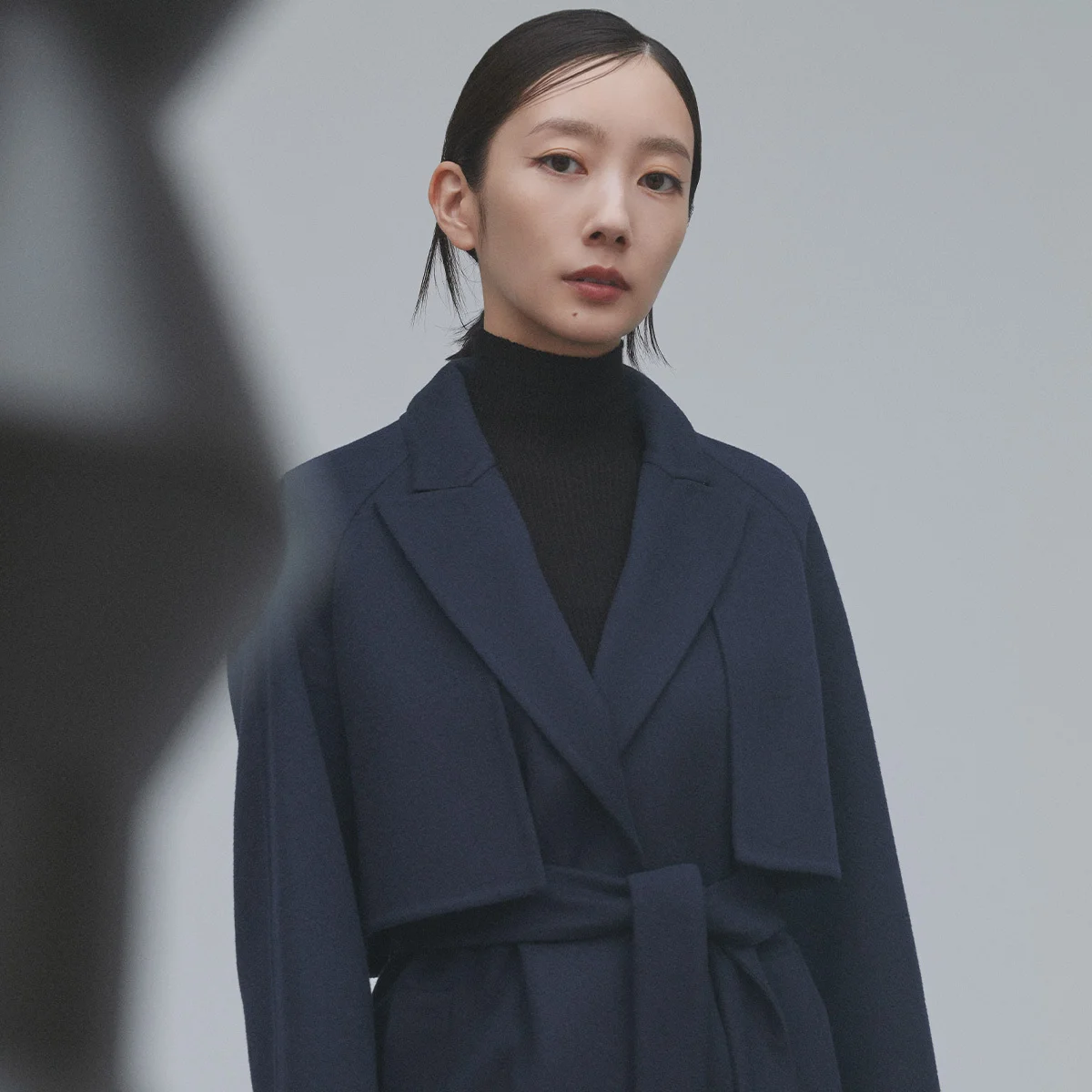 波瑠がまとう、AKRIS「デュオ・コート」