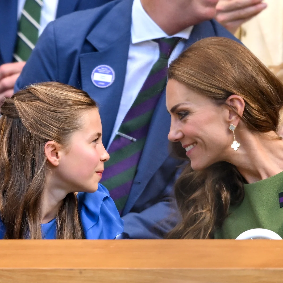 キャサリン皇太子妃、シャーロット王女とロンドン地下鉄へ！ 一般客に交じった“母娘デート”に驚きの声