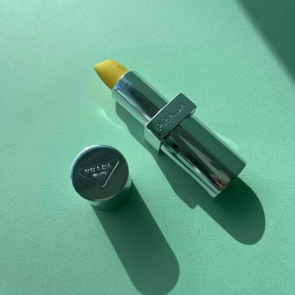 【プラダ ビューティ】の“バナナバーム”を本音レビュー！ 真っ黄色の見た目に迷わずビジュアル買い