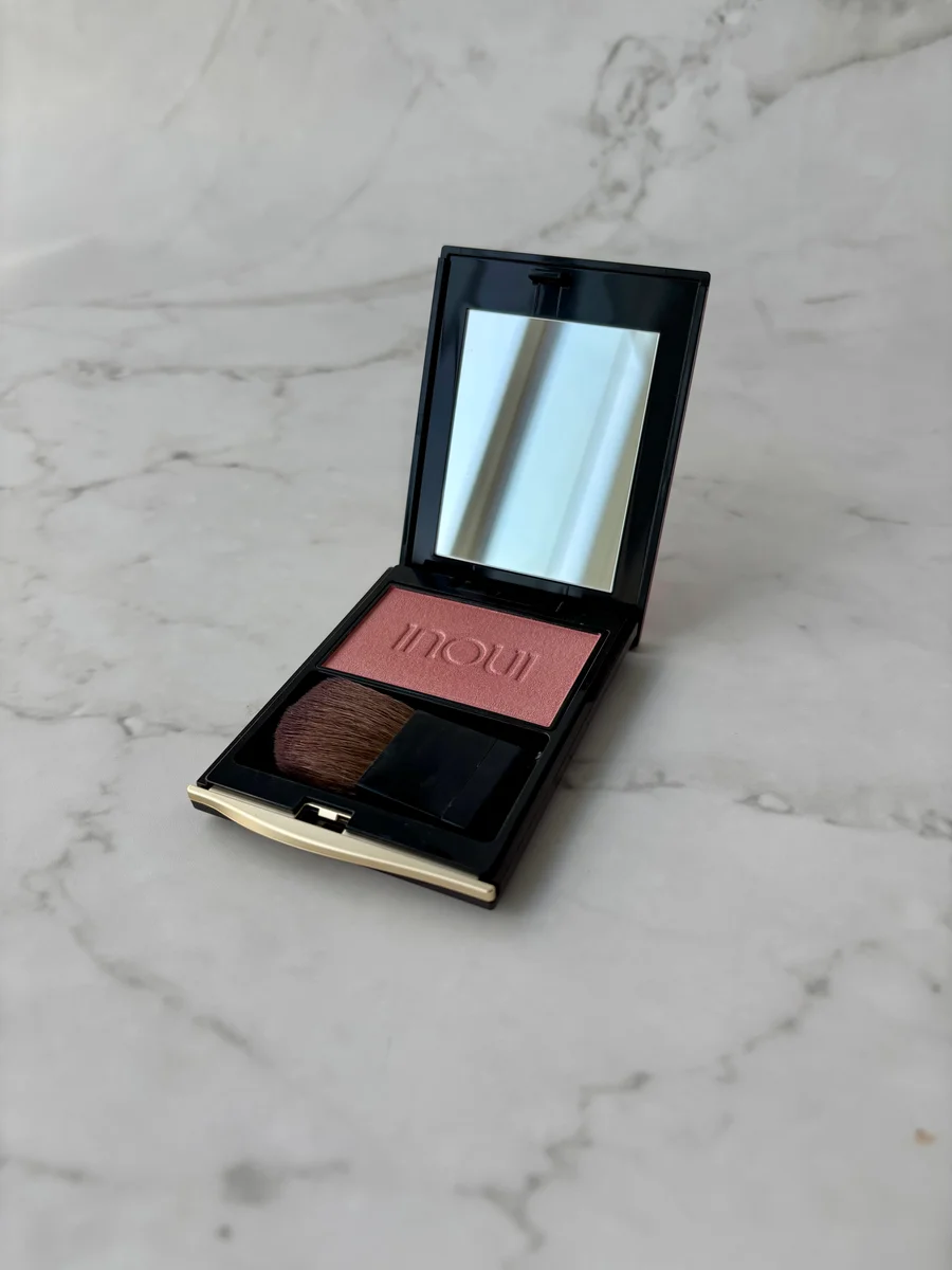 褒められ肌の秘密は【インウイ】のチークにあり。ハイライトいらず、大人ピンクの名品チーク