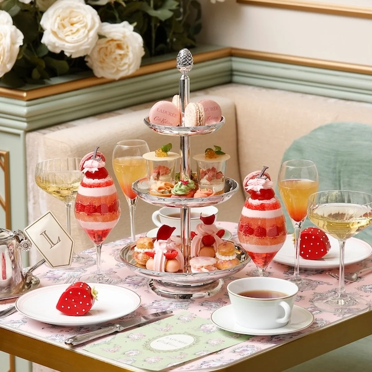 【ラデュレ】と【キャス キッドソン】がコラボを実現。ロマンティックなマカロンボックスやイングリッシュガーデンを思わせるアフタヌーンティーを展開