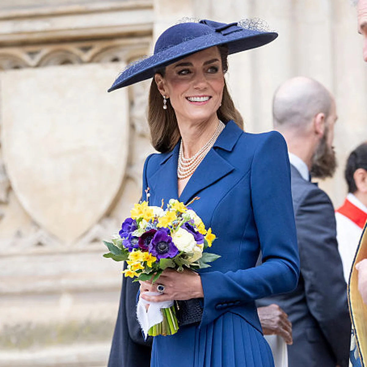 キャサリン皇太子妃とウィリアム皇太子、アンドルー元王子逮捕後初の大規模公務中に抗議デモに直面。キャサリン皇太子妃が見せたさりげない愛情表現も話題に