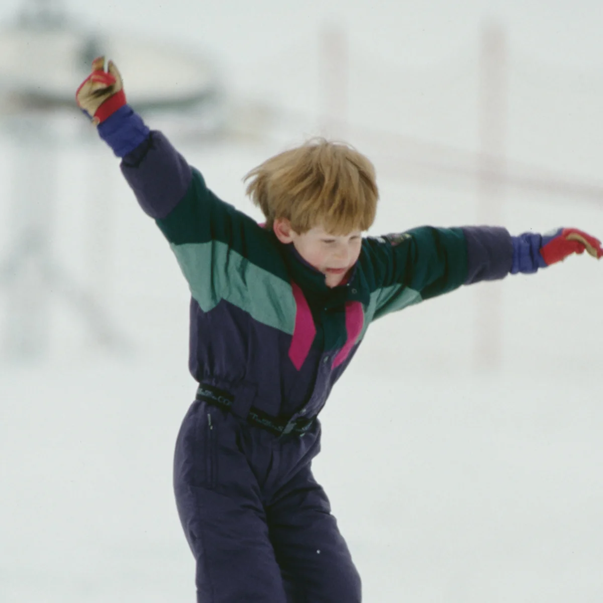 スキー好きのヘンリー王子、ジャスティン・トルドー前カナダ首相とともに、アイリーン・グー選手のSNSに登場。メーガン妃はスキーを楽しむ息子アーチー王子の動画をシェア