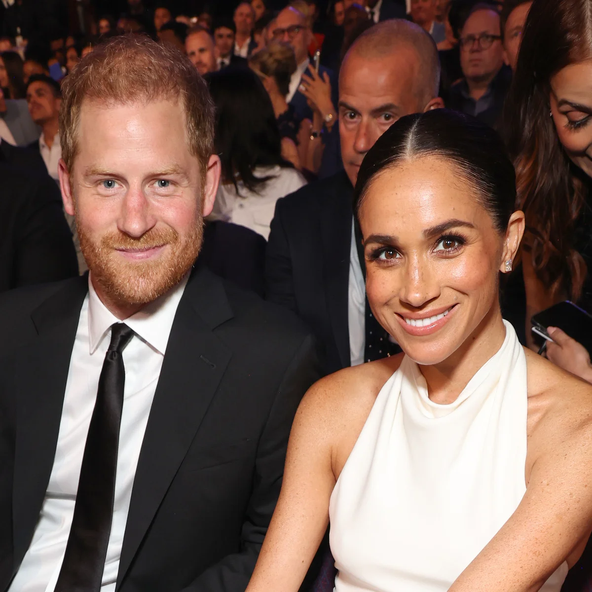 ヘンリー王子がメーガン妃の頬にキス！ 抱き合ったりダンスしたり、ビヨンセのコンサートを楽しむ様子が話題に