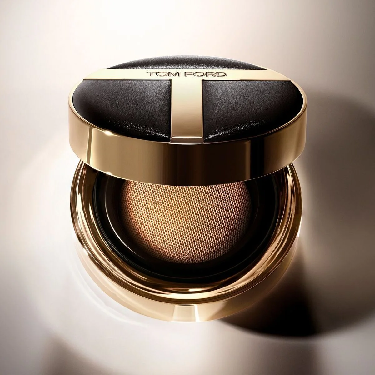 “建築的ツヤ”を肌に。【トム フォード ビューティ】新作クッションファンデーションが、肌の造形美をデザイン