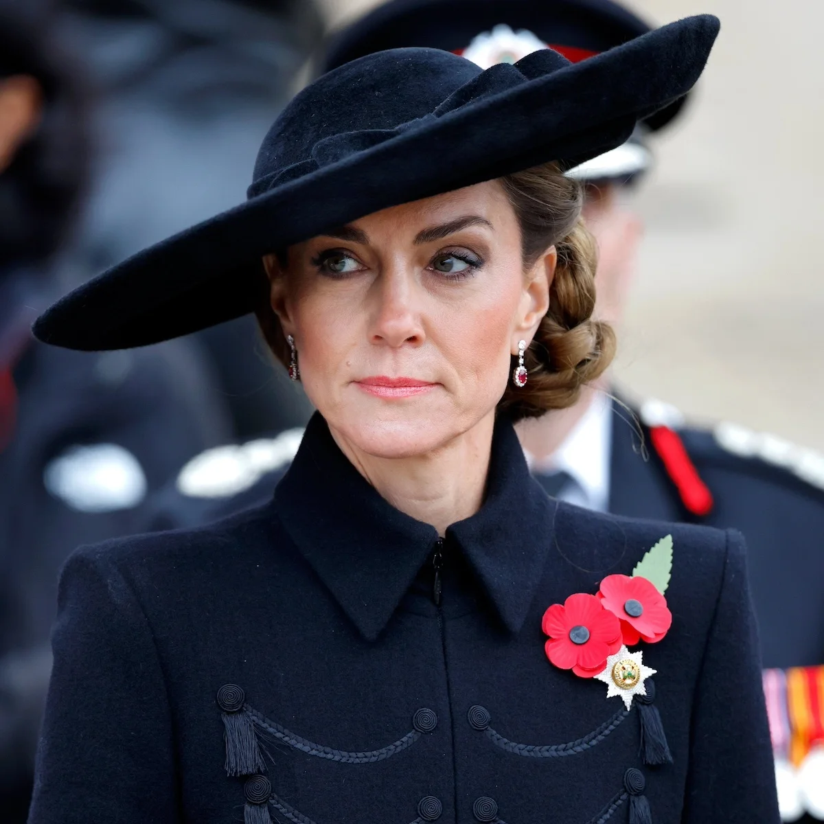 キャサリン皇太子妃、つば広帽に黒の厳粛な装いが「息をのむほどの美しさ」と讃辞の声多数！ 見事なシニヨンが「2025年最もドラマティック！」と話題に