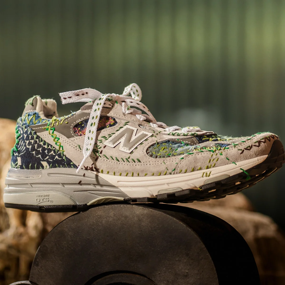 サステイナブルに取り組む【1 Hotel Tokyo】が【サシコギャルズ】とコラボレート！ アースデイにあわせ「刺し子」スニーカーの展示と、限定受注販売を実施