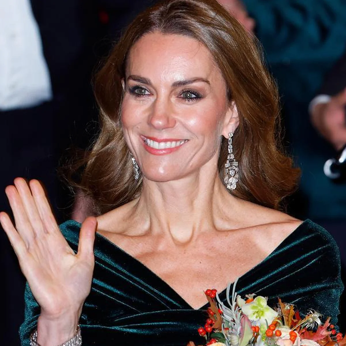 キャサリン皇太子妃、夫のウィリアム皇太子を恋人のように見つめる。乳がんを公表したジェシー・Jと抱擁するシーンも