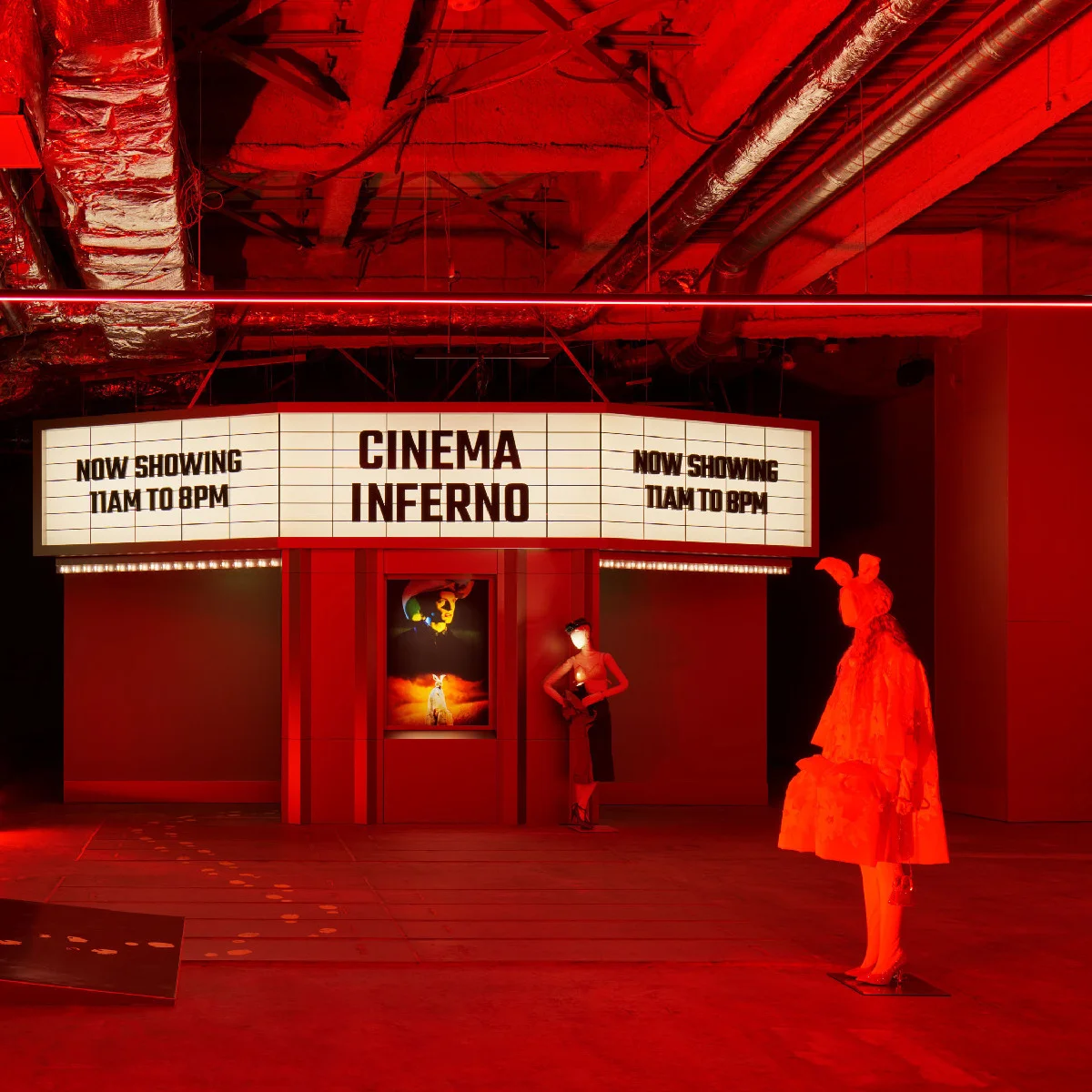【メゾン マルジェラ】が2022年「アーティザナル」コレクションを展示するインスタレーション『シネマ・インフェルノ』を開催
