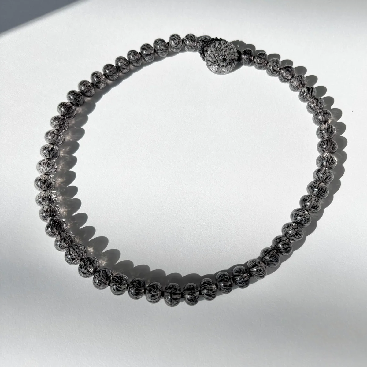 春夏の【お守りジュエリー】はLULI LAMPWORKのとんぼ玉ネックレス