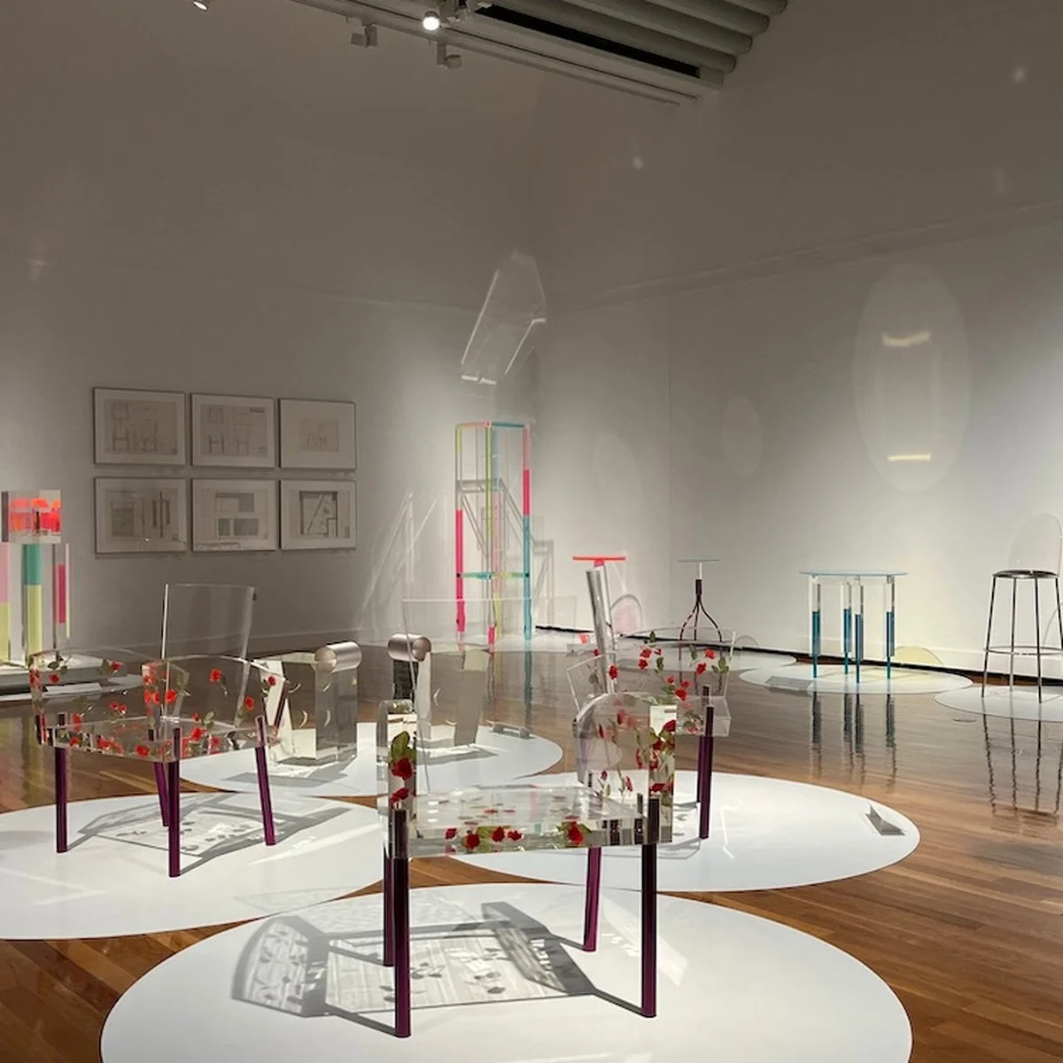 没後30余年、伝説のデザイナーによる創作を振り返る。「倉俣史朗のデザイン―記憶のなかの小宇宙」、世田谷美術館にて開催中